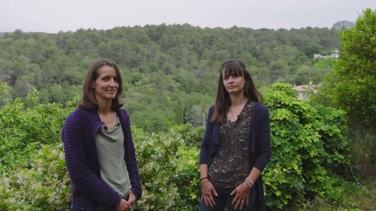 Marie et Claire dans les jardins du lieu.