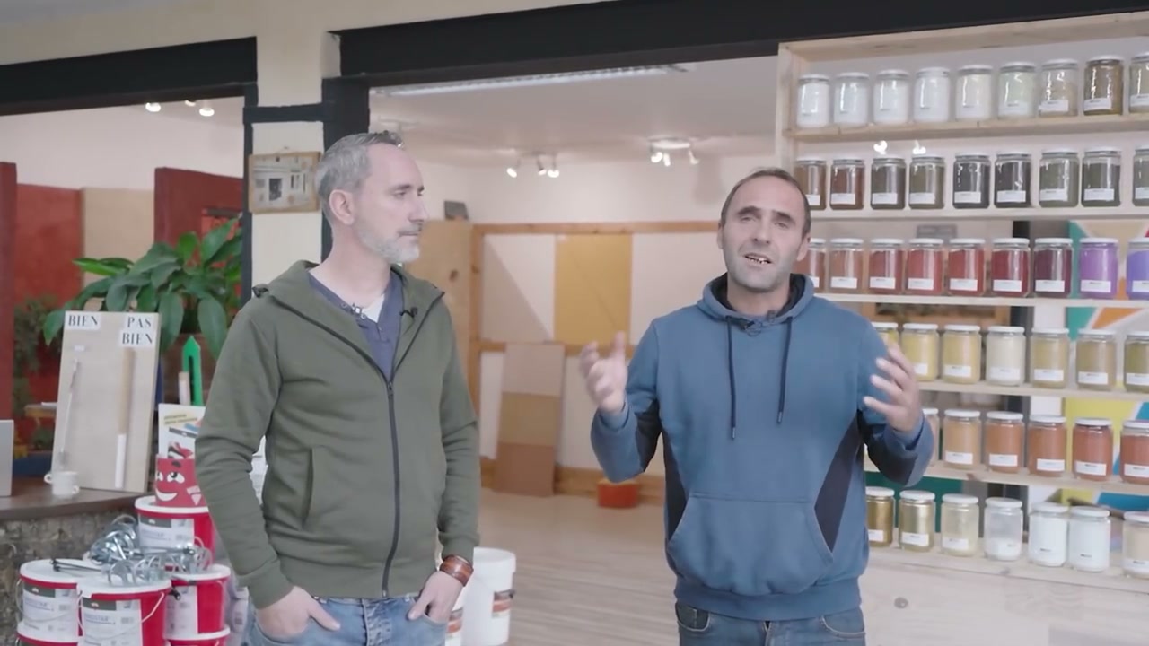 Un échange devant les échantillons et les produits.