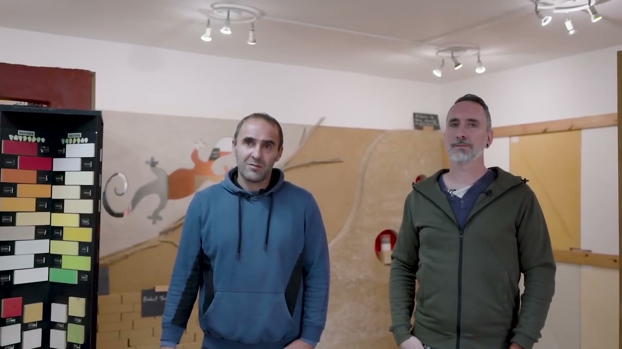 Les explications se poursuivent dans le magasin.