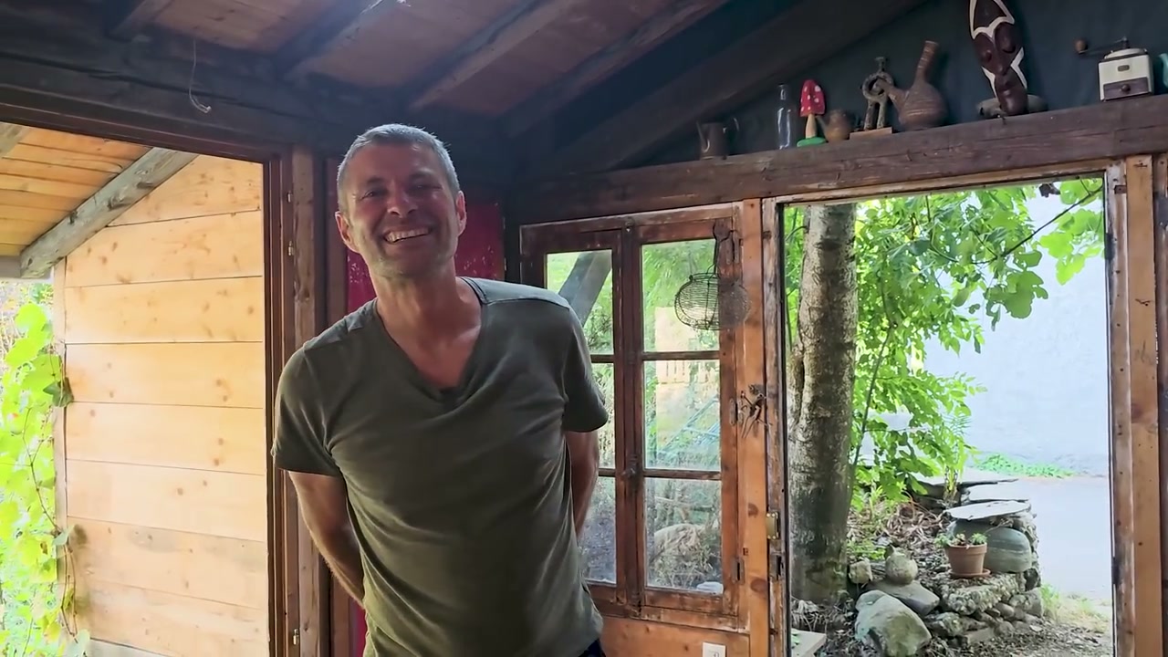 David accueille la visite sur son lieu de vie.