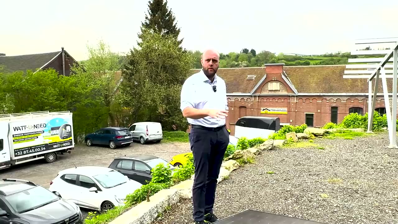 Julien présente les choix de l’installation en extérieur.
