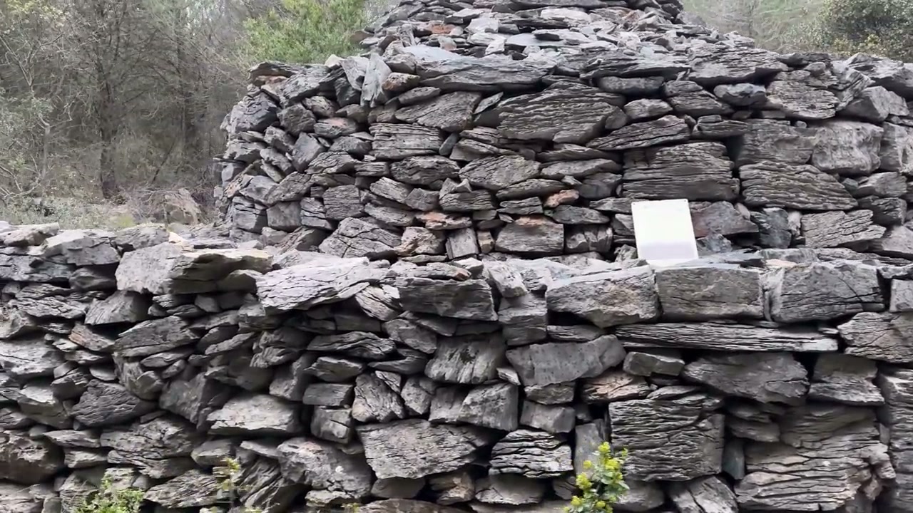 Un abri construit en pierre sèche.