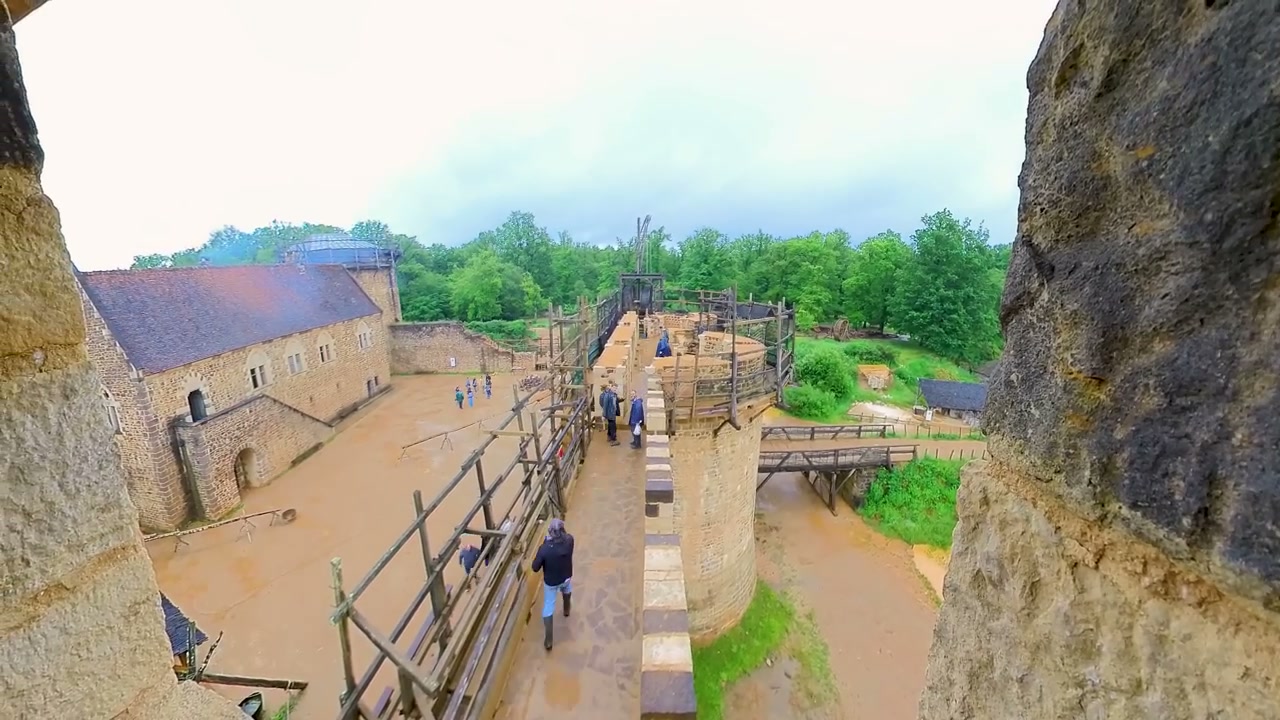 Une vue du château en construction à Guédelon.