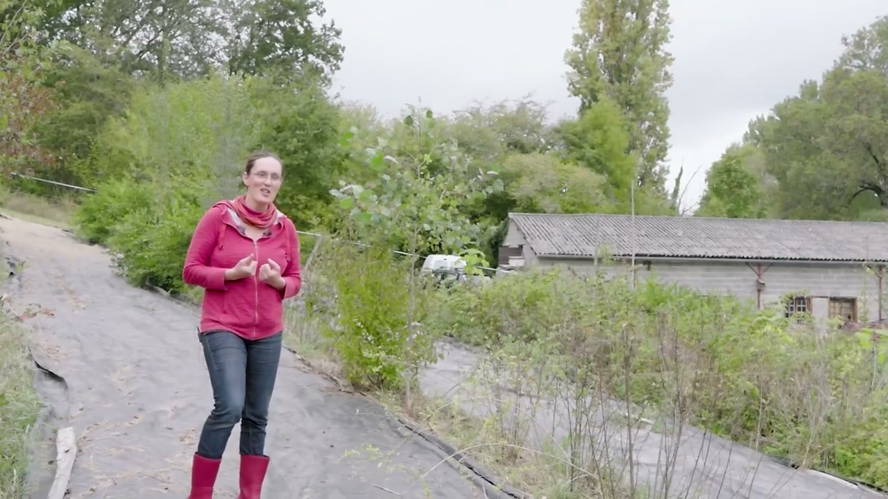 Les explications se poursuivent entre les zones cultivées.