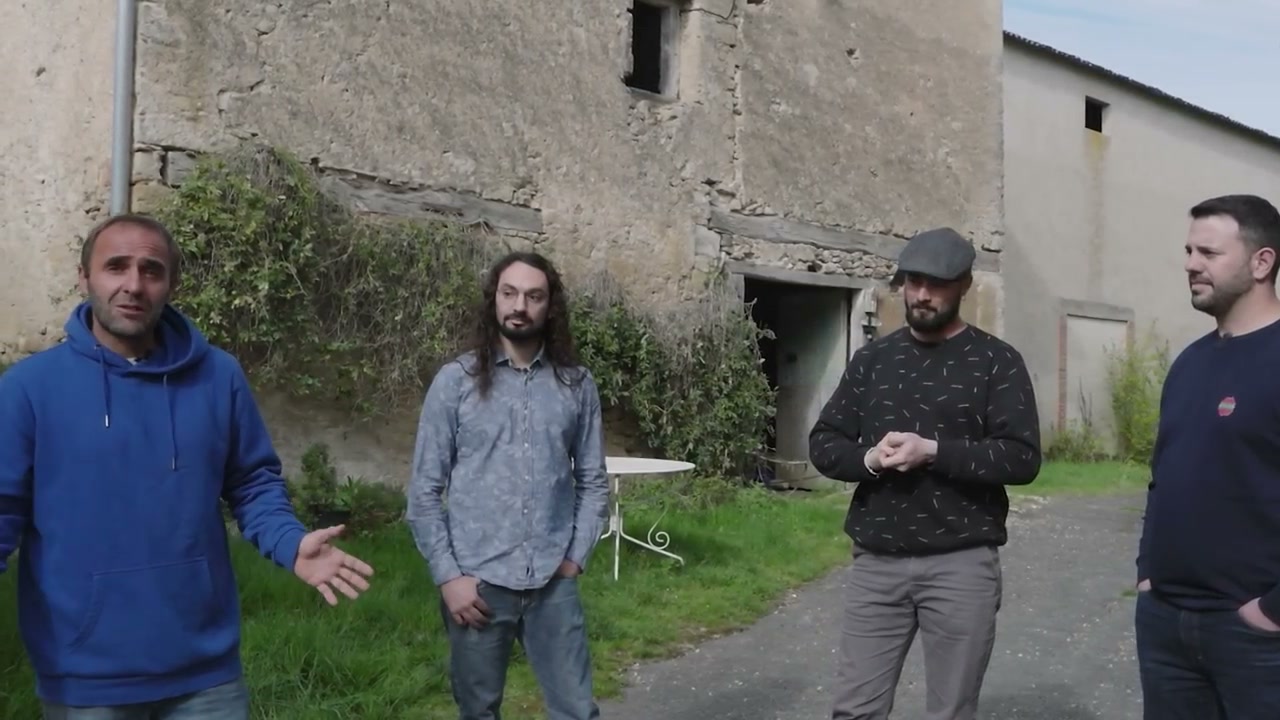 Les participants réunis devant la ferme d’Alexandre.