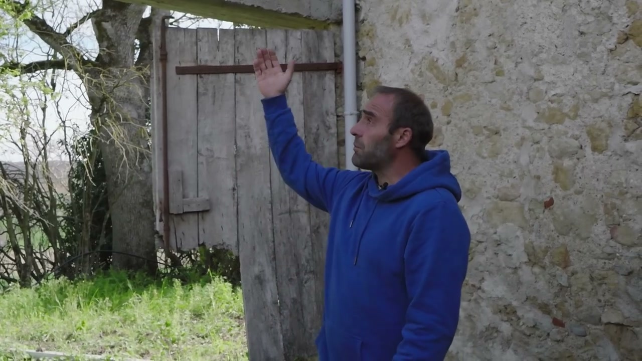 Une partie de la paroi est commentée pendant la visite.