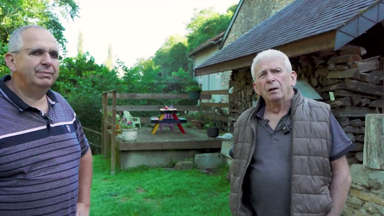 Les explications de Pierre se poursuivent à l’extérieur.
