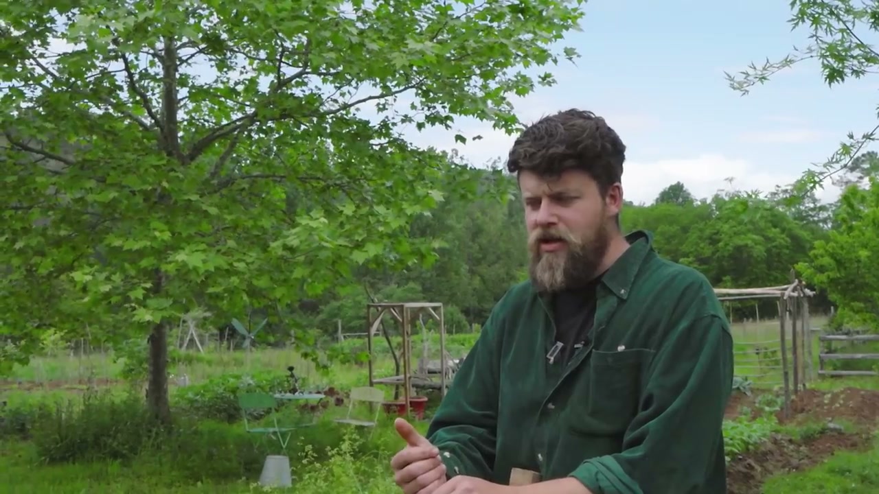 Un échange avec Thibaud dans le jardin.