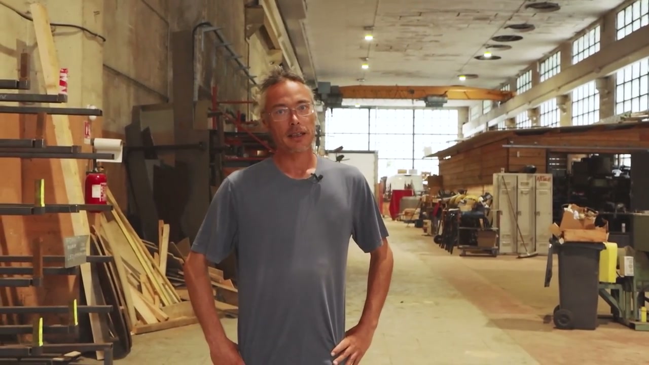 Hugo dans l’atelier de la coopérative L’Atelier Paysan.
