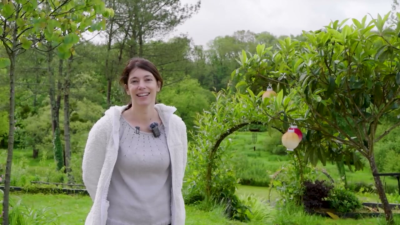 Karine dans son jardin en Bretagne.