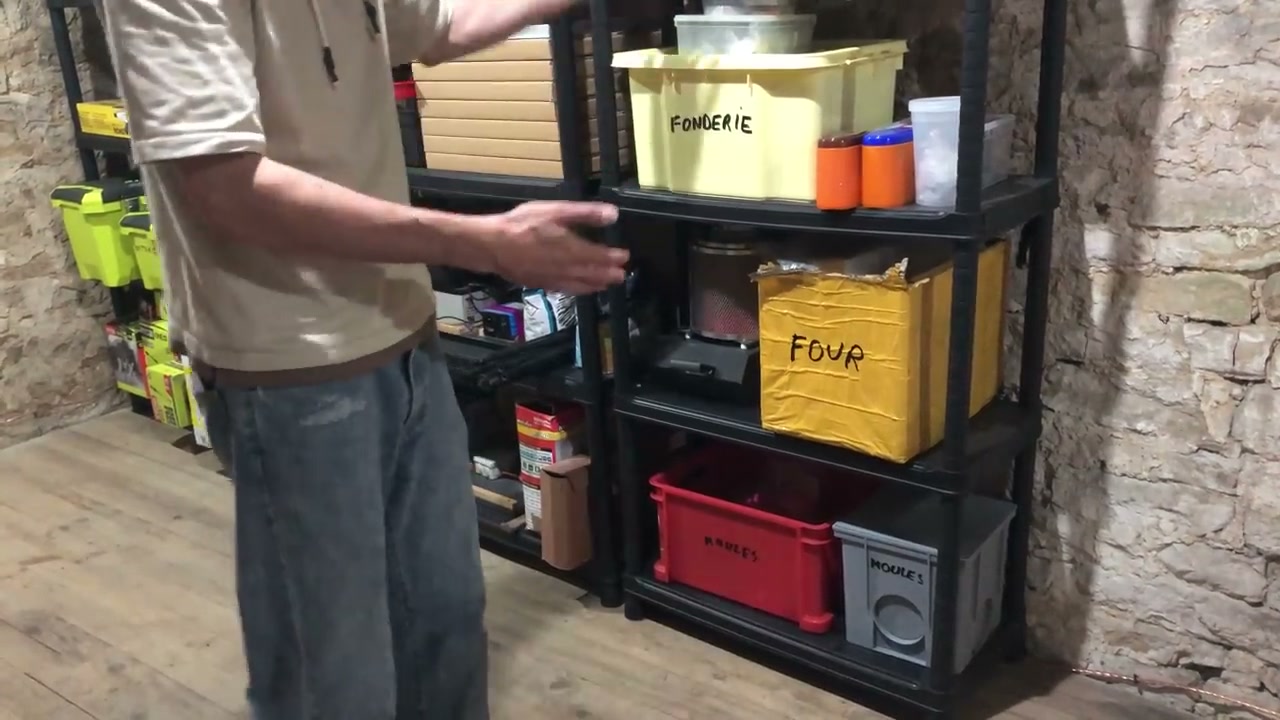 Un espace de rangement consacré à différentes activités.