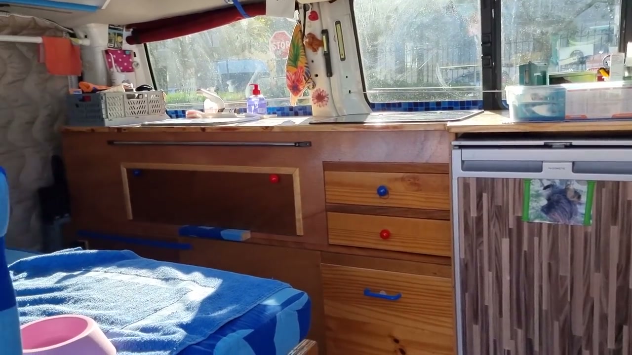 L’intérieur aménagé du véhicule de Niki.
