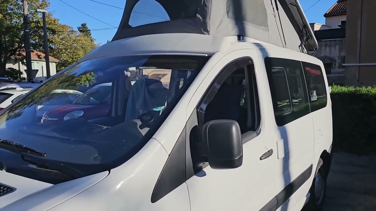 Le véhicule de Niki vu depuis l’extérieur.