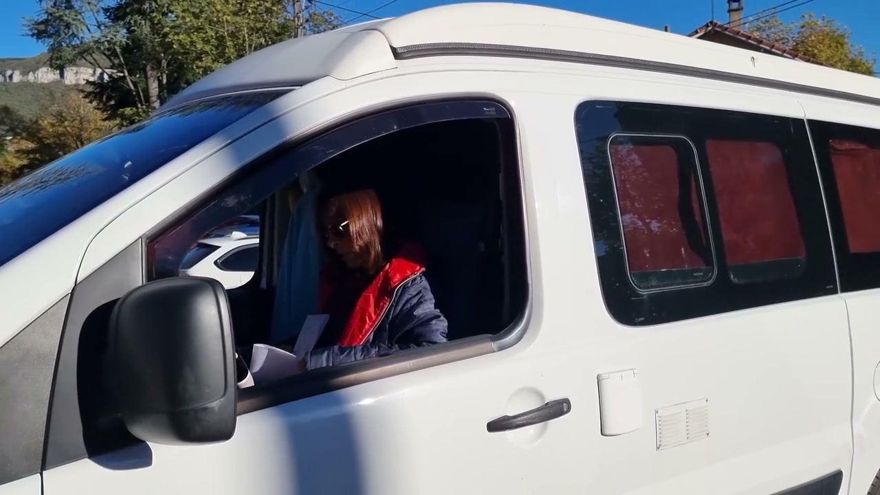 Niki au poste de conduite de son van.
