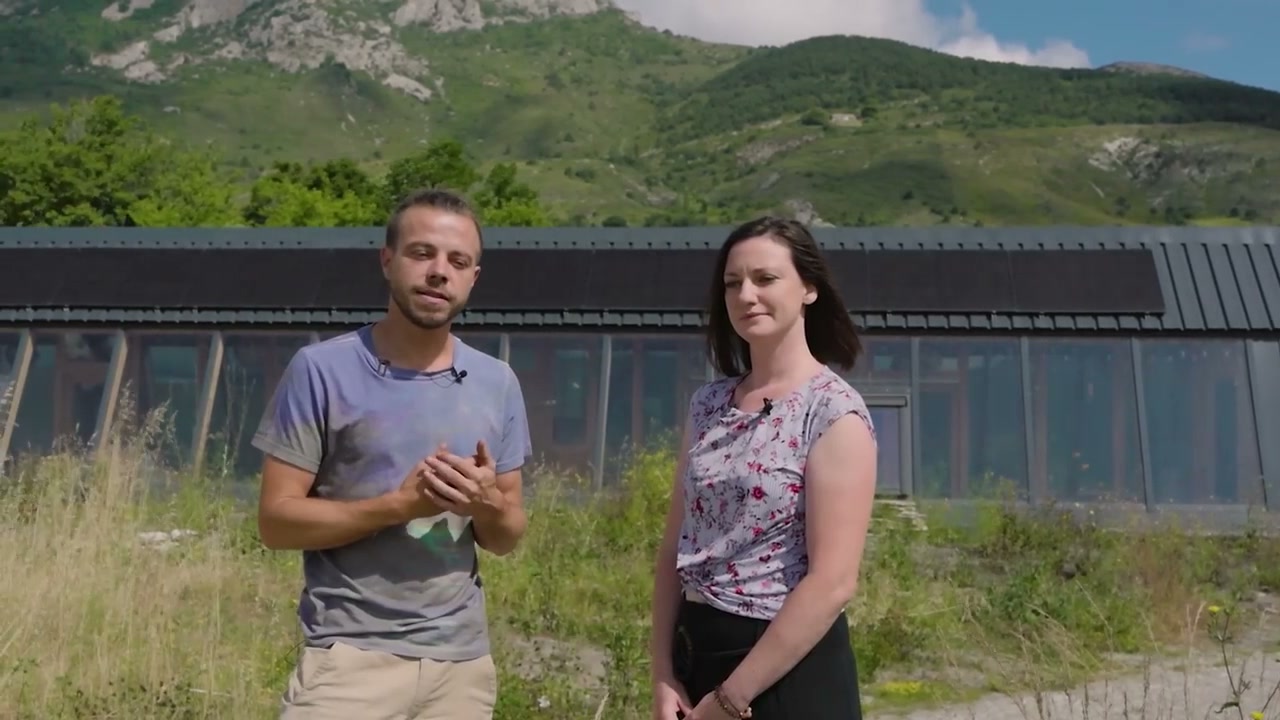 Magalie et Luc devant leur maison semi-enterrée.