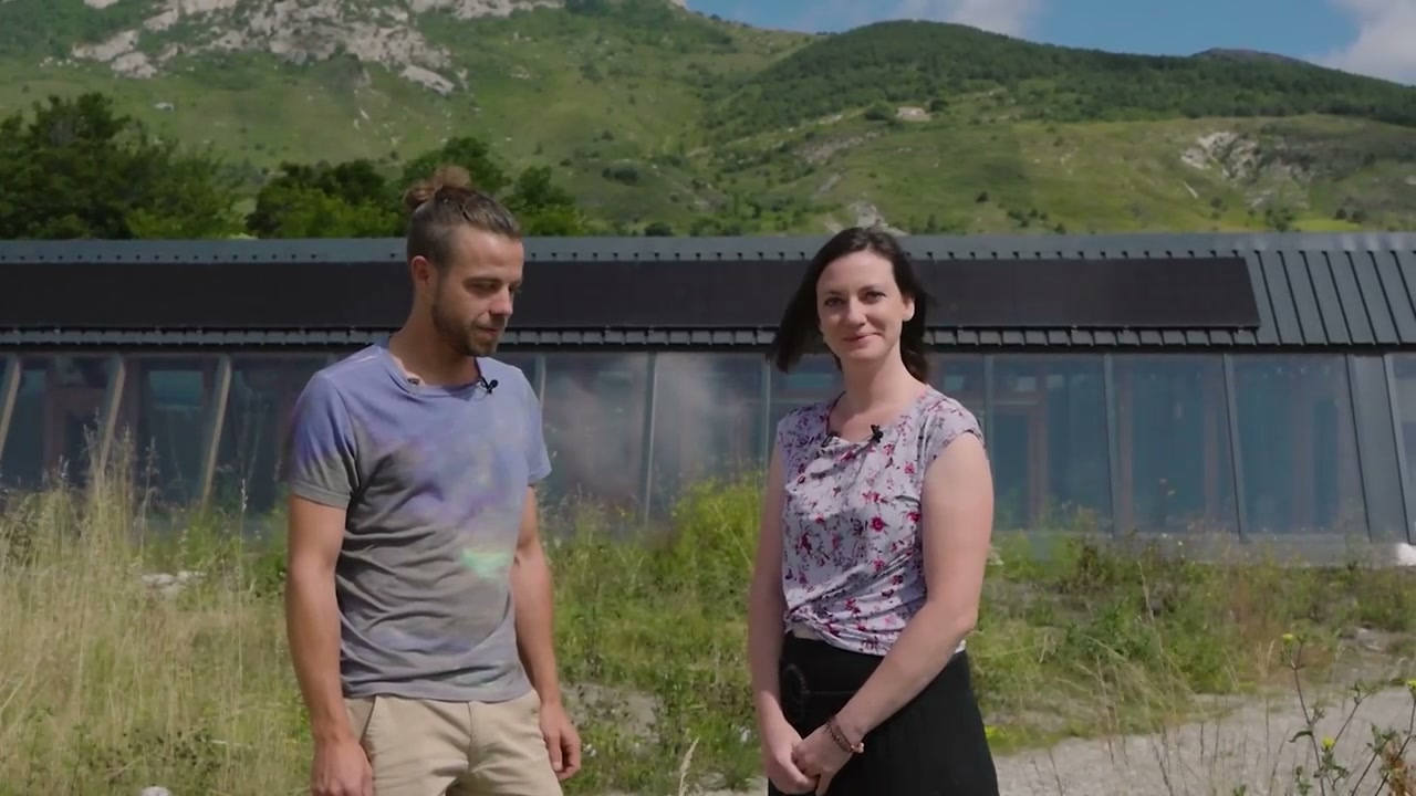 Les échanges se poursuivent devant le bâtiment.