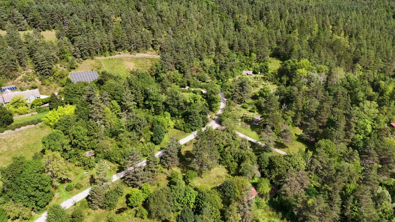 Vue d’ensemble des jardins du centre Terre vivante