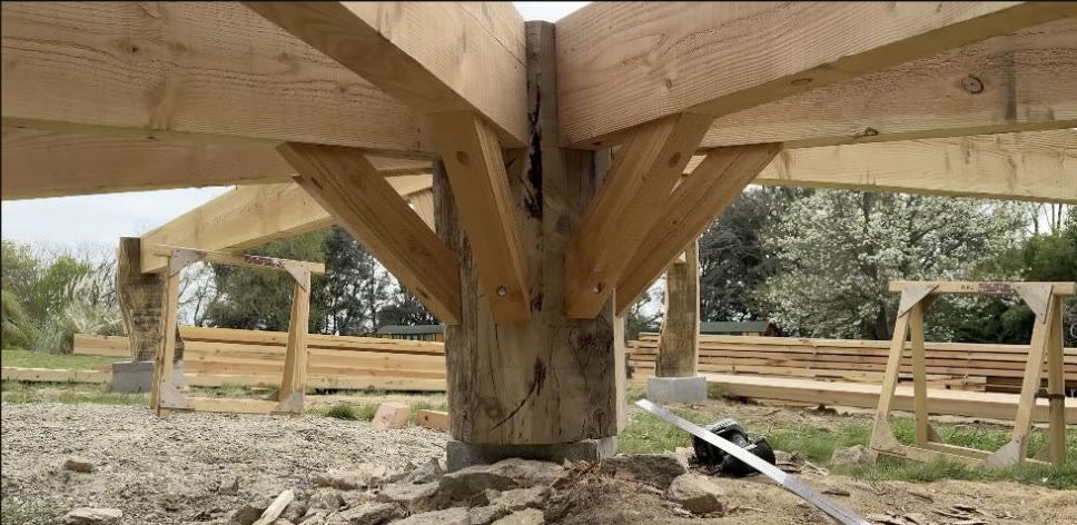 Un assemblage de la structure octogonale en bois