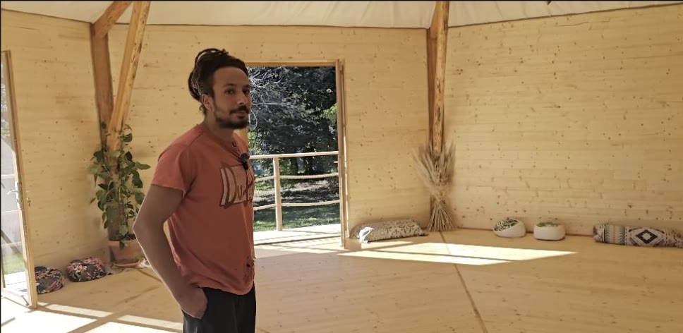 Tao présente l’intérieur de la pièce octogonale