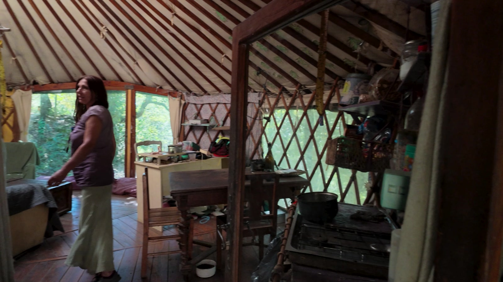 L’intérieur de la yourte d’habitation, avec ses espaces de vie et de cuisine.