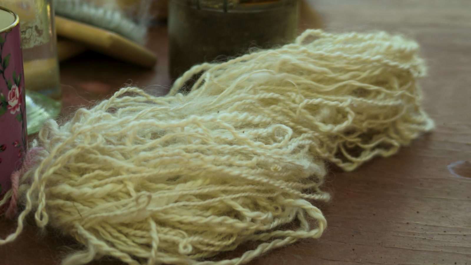 Un écheveau de mohair filé présenté pendant la visite.