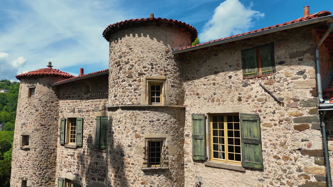 La façade du château familial