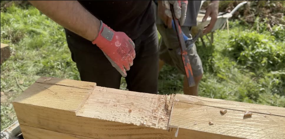 Travail au ciseau sur une pièce de bois