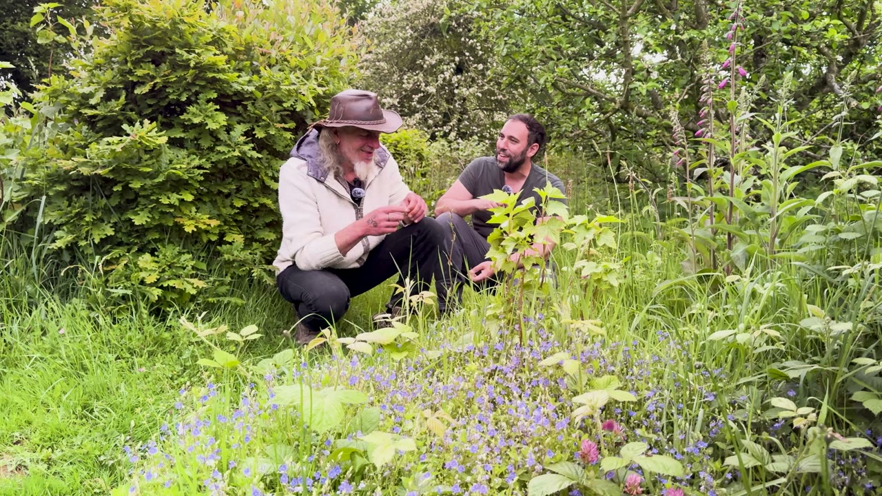 Solo Frey échange avec Brian dans son jardin