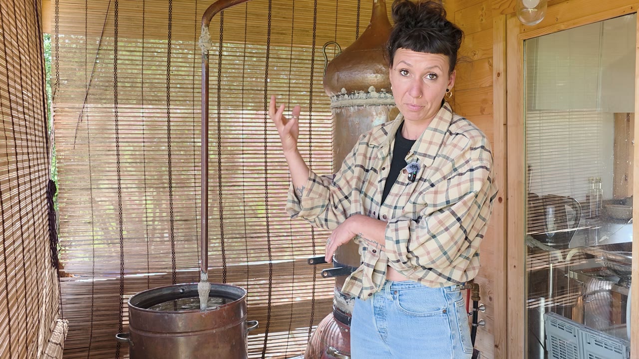 Adeline présente son équipement de transformation des plantes