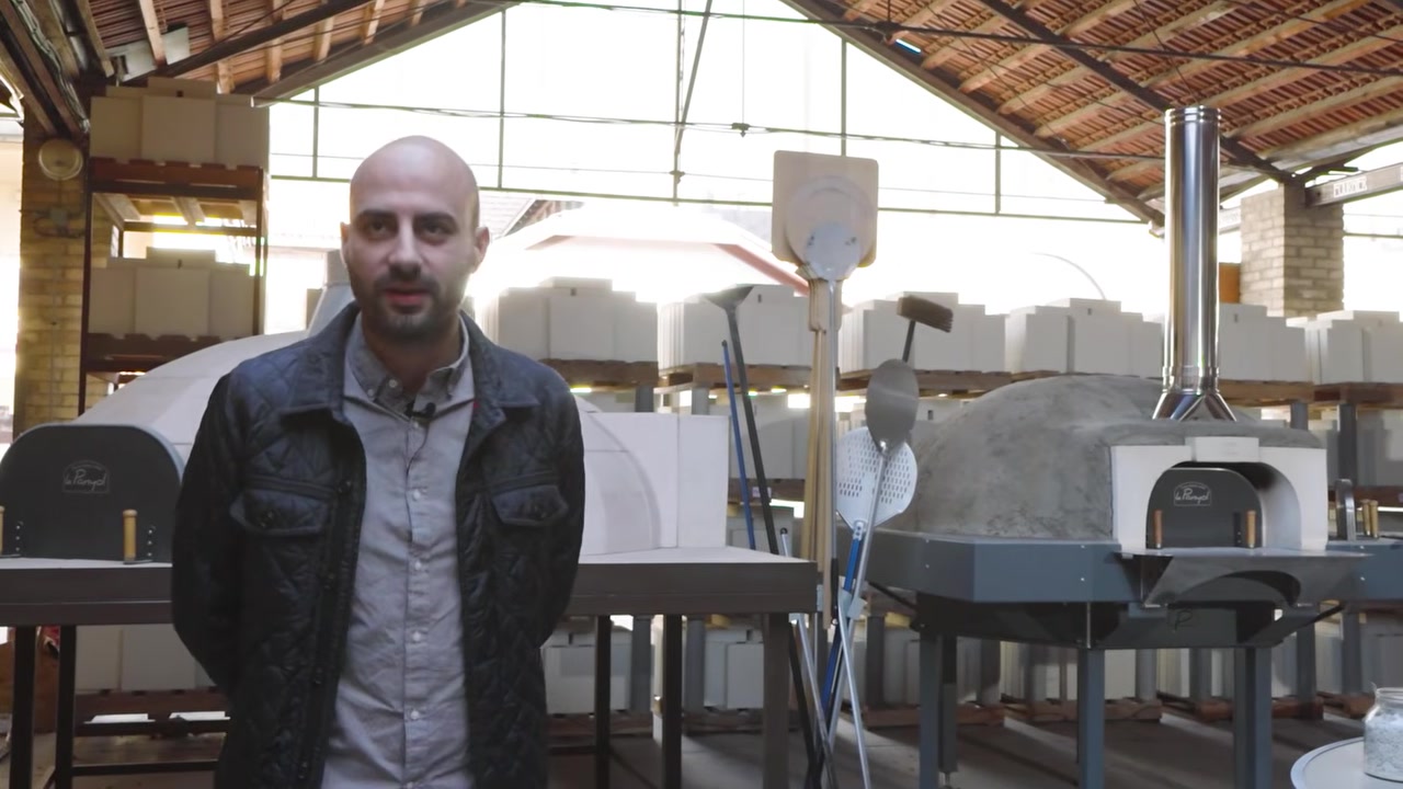 Nicolas présente les modèles de fours à bois dans l’usine Le Panyol.