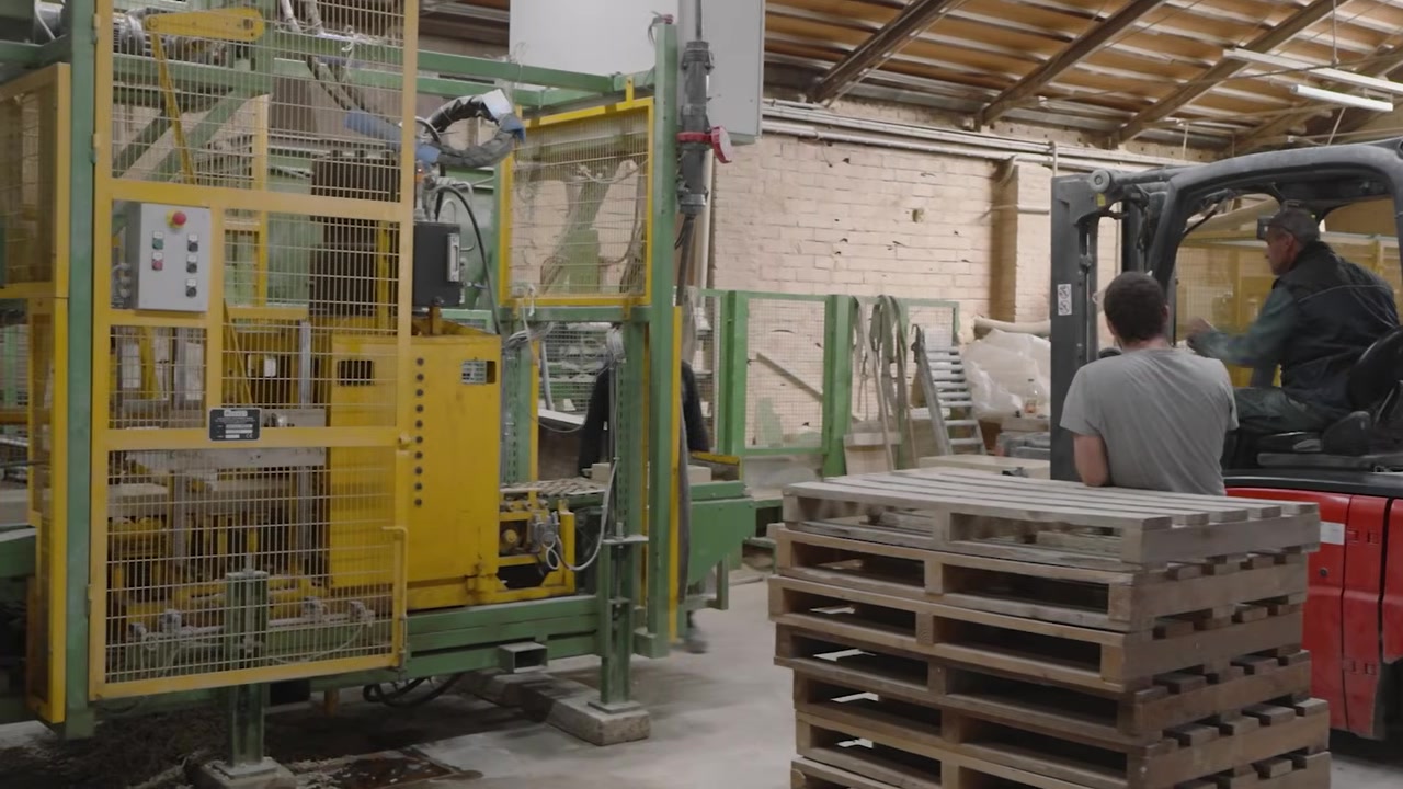 Les pièces réfractaires circulent dans l’atelier de fabrication.