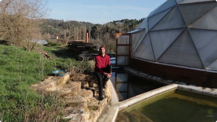 Benoît présente la serre géodésique et les bassins qui l’entourent.