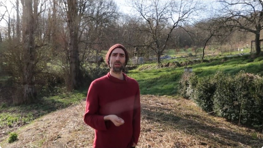 La visite traverse les parcelles et les aménagements extérieurs de la ferme.