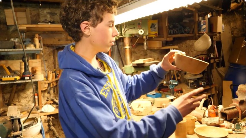 Anouk présente un bol et les objets réalisés dans son atelier.