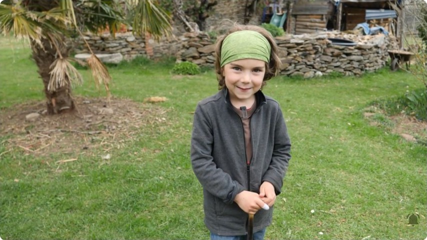 Saïan entraîne Brian à la découverte du jardin familial.