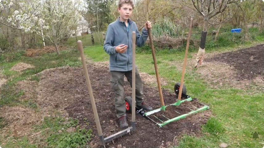 Titouan compare les gestes de travail avec les outils du potager.