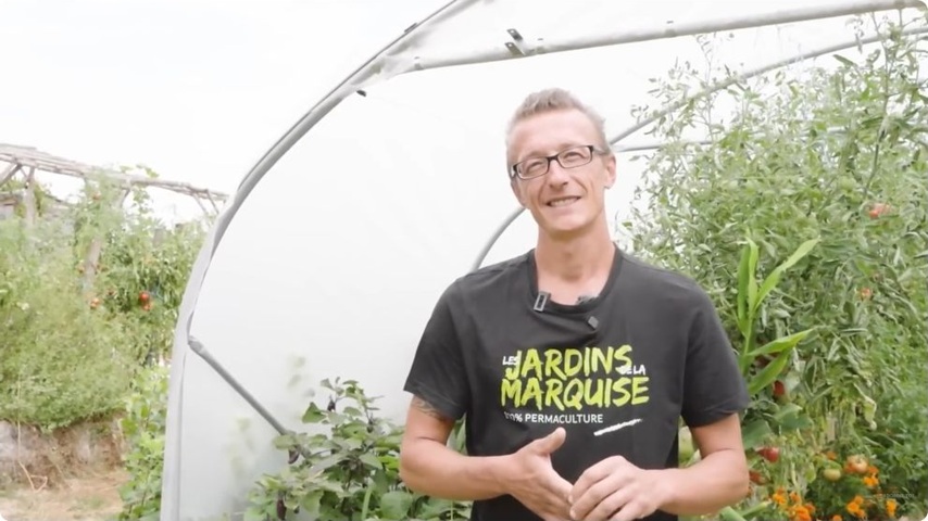 Jérôme présente les Jardins de la Marquise au milieu de ses cultures.